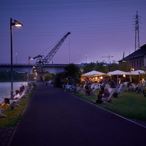 Schiffsmeldestelle Frankfurt-Höchst: Besucher an der Uferpromenade bei Nacht